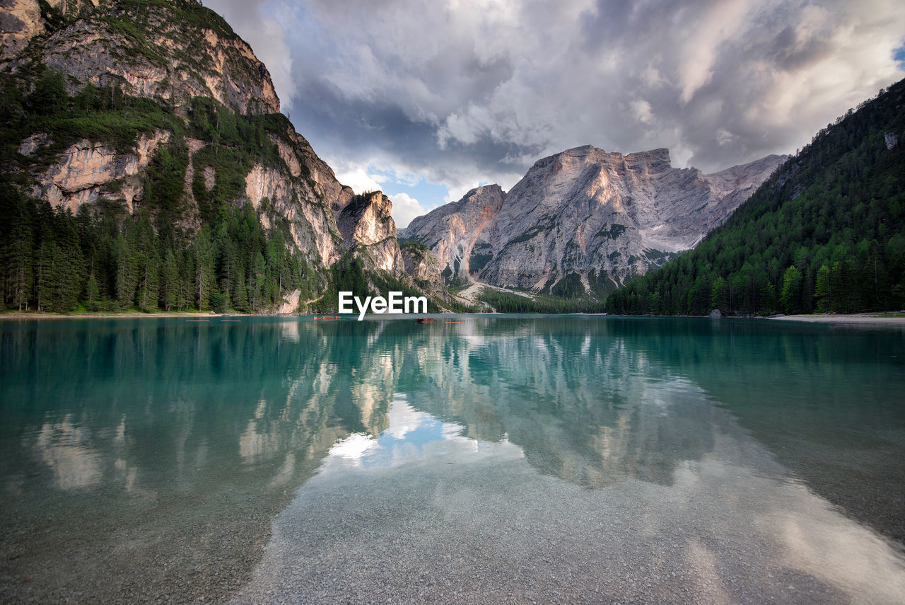 SCENIC VIEW OF LAKE AND MOUNTAIN AGAINST SKY