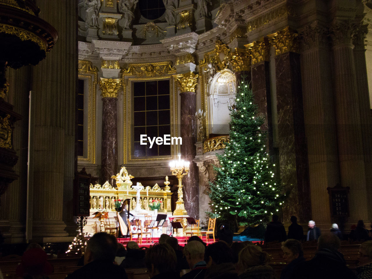 ILLUMINATED CHRISTMAS TREE AT TEMPLE