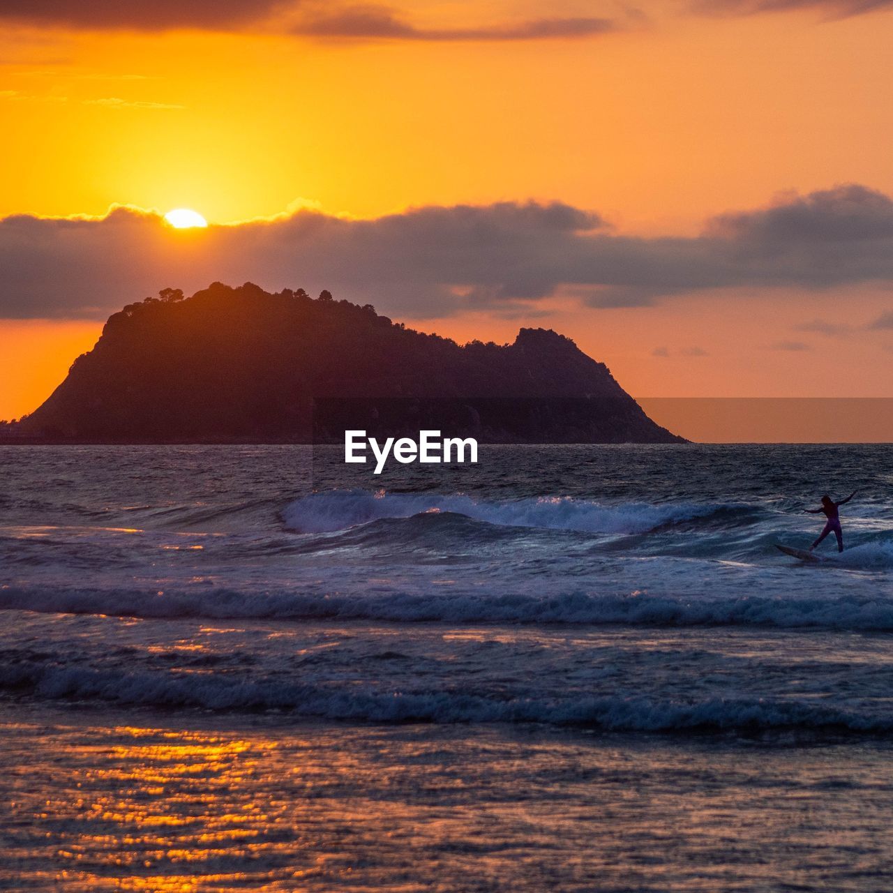 SCENIC VIEW OF SEA AGAINST ORANGE SKY