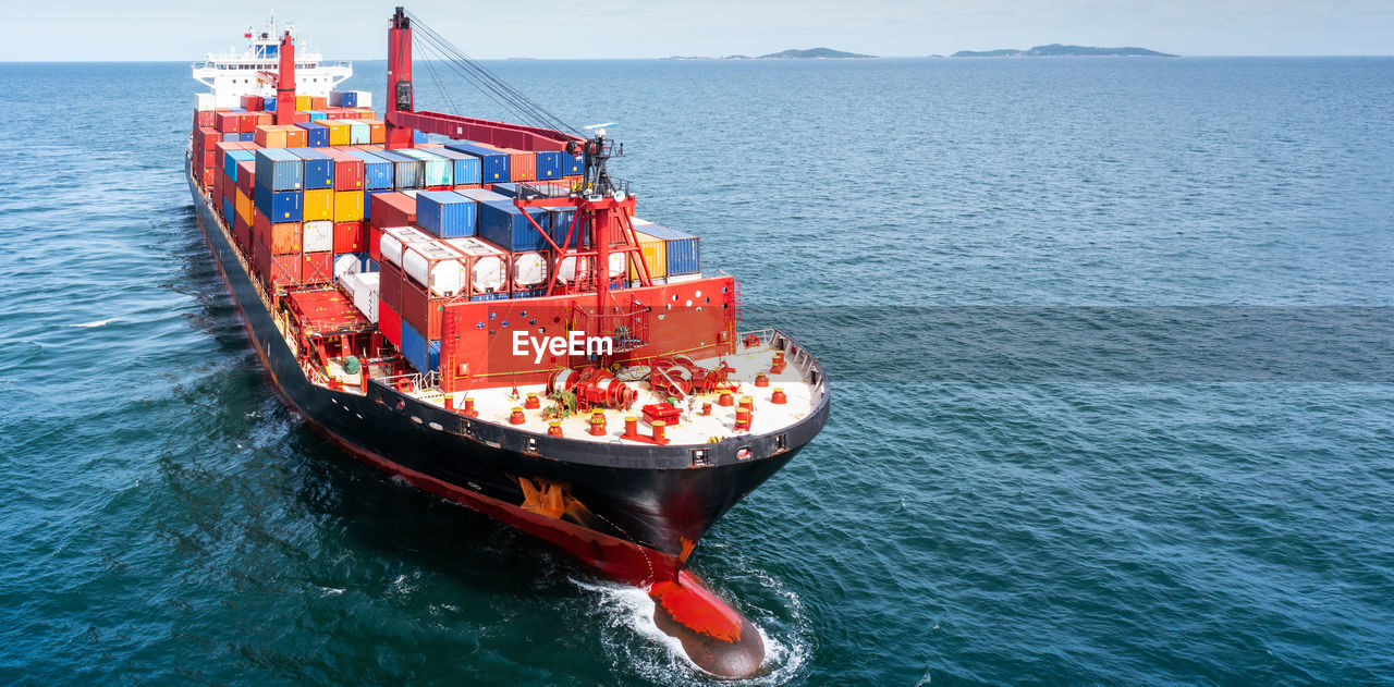 HIGH ANGLE VIEW OF SHIP IN SEA