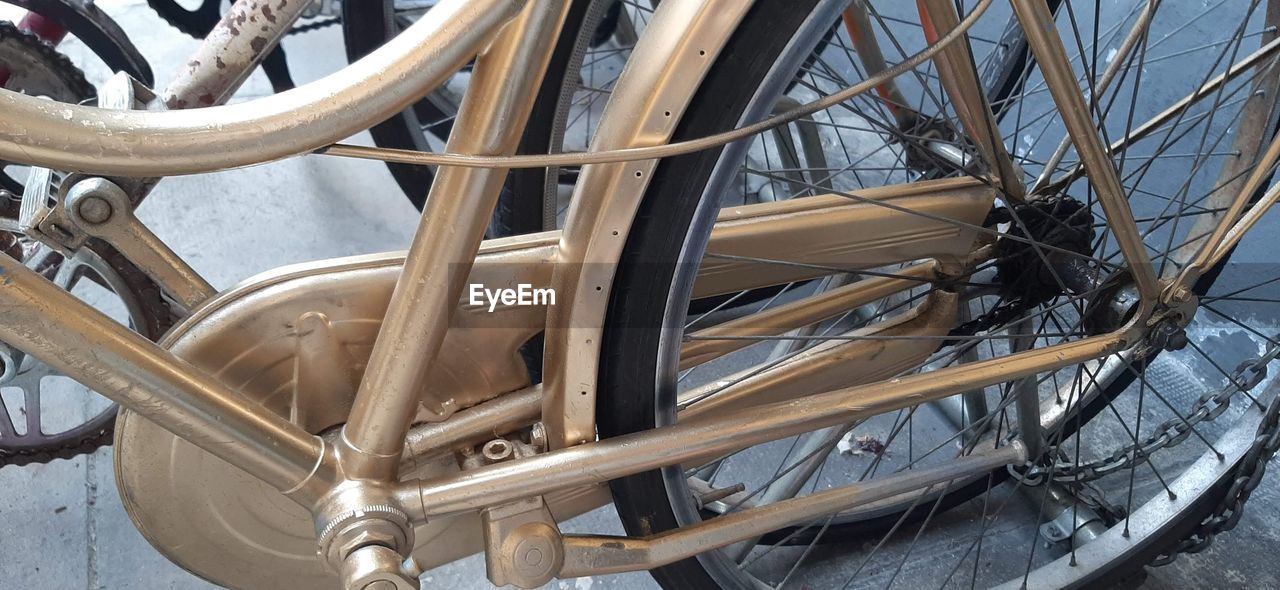 HIGH ANGLE VIEW OF BICYCLE WHEEL IN ROW
