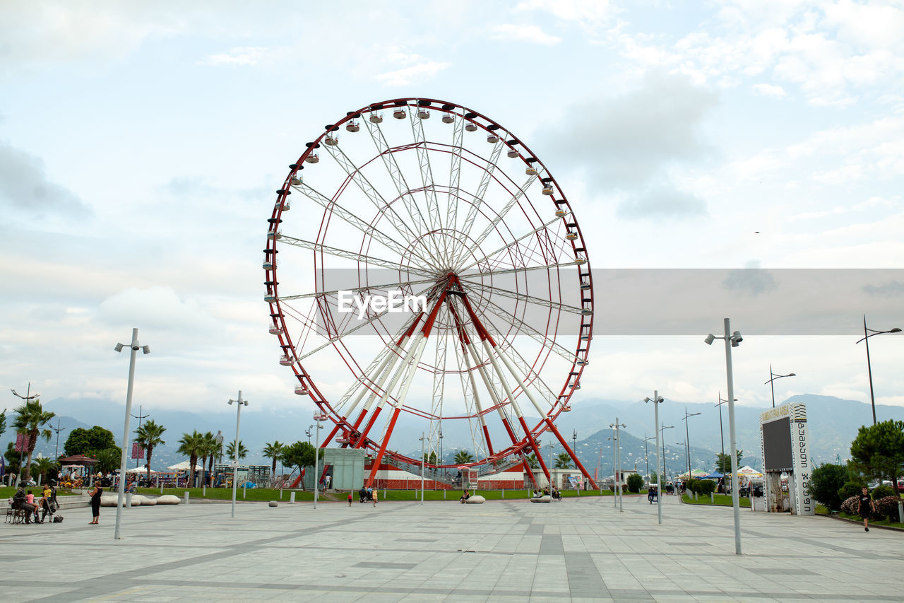 FERRIS WHEEL AT AMUSEMENT PARK