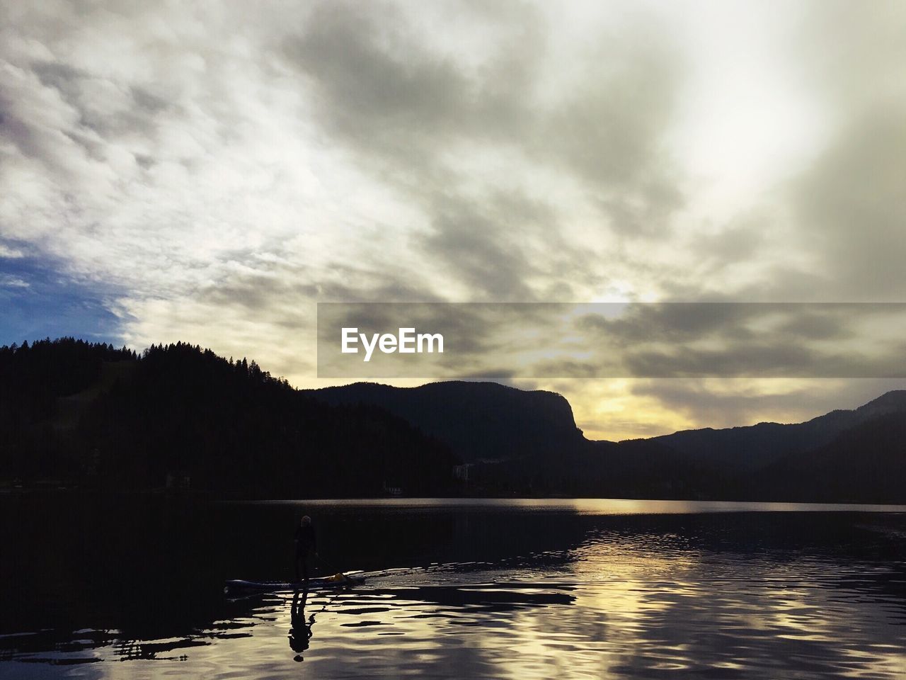 SCENIC VIEW OF SILHOUETTE MOUNTAIN AGAINST SKY