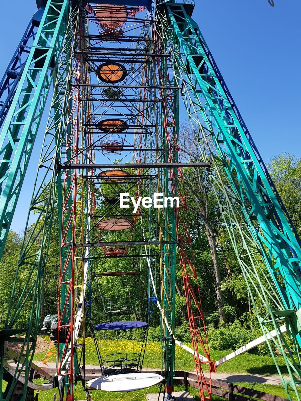 LOW ANGLE VIEW OF FERRIS WHEEL AGAINST CLEAR SKY