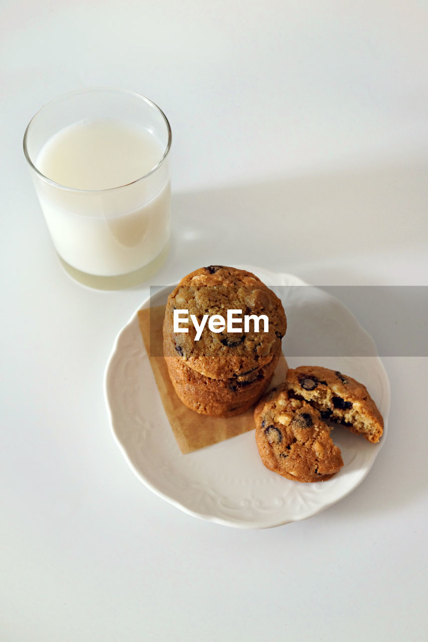 CLOSE-UP OF COOKIES ON PLATE