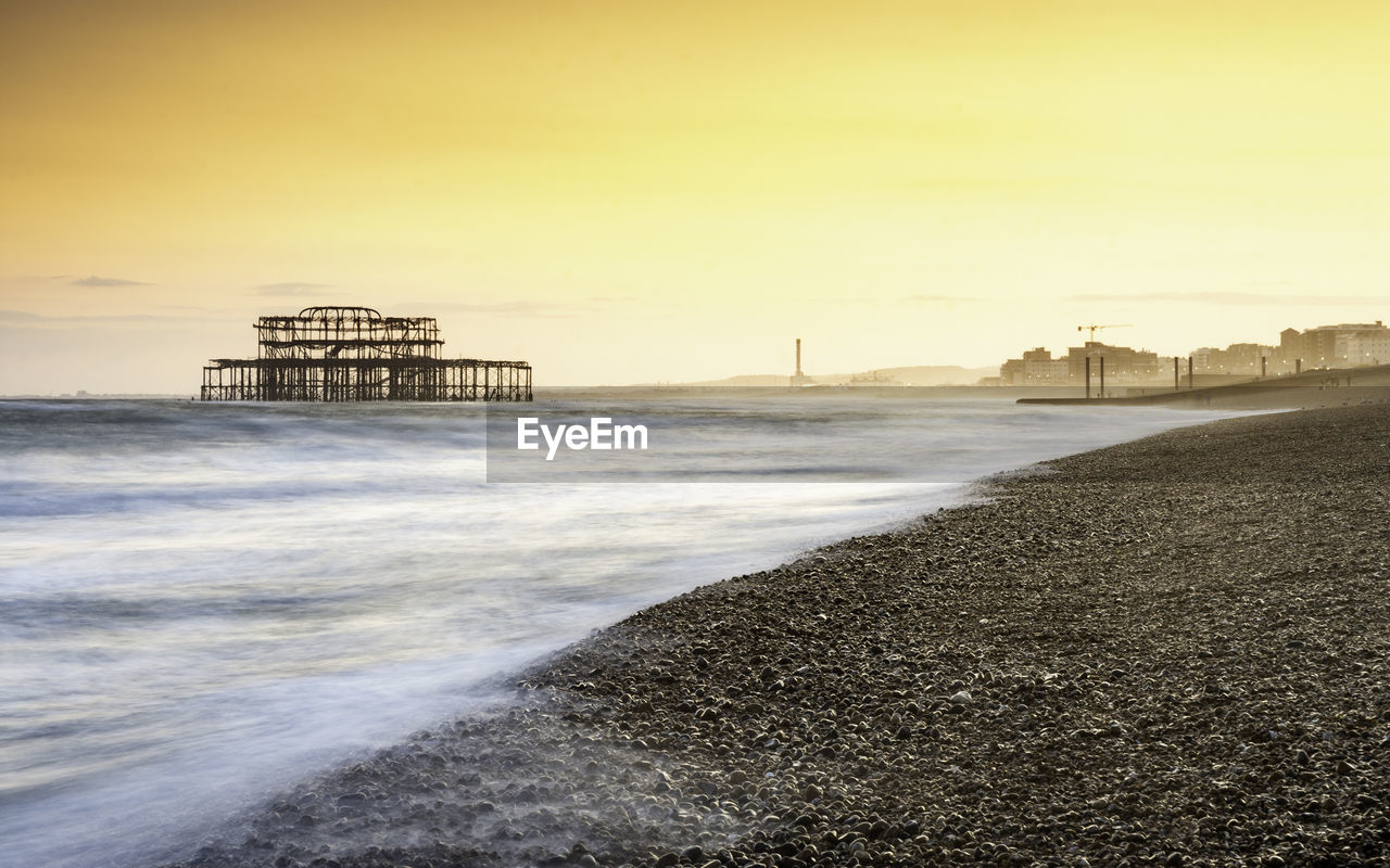 Golden sunset on brighton beach - brighton, england