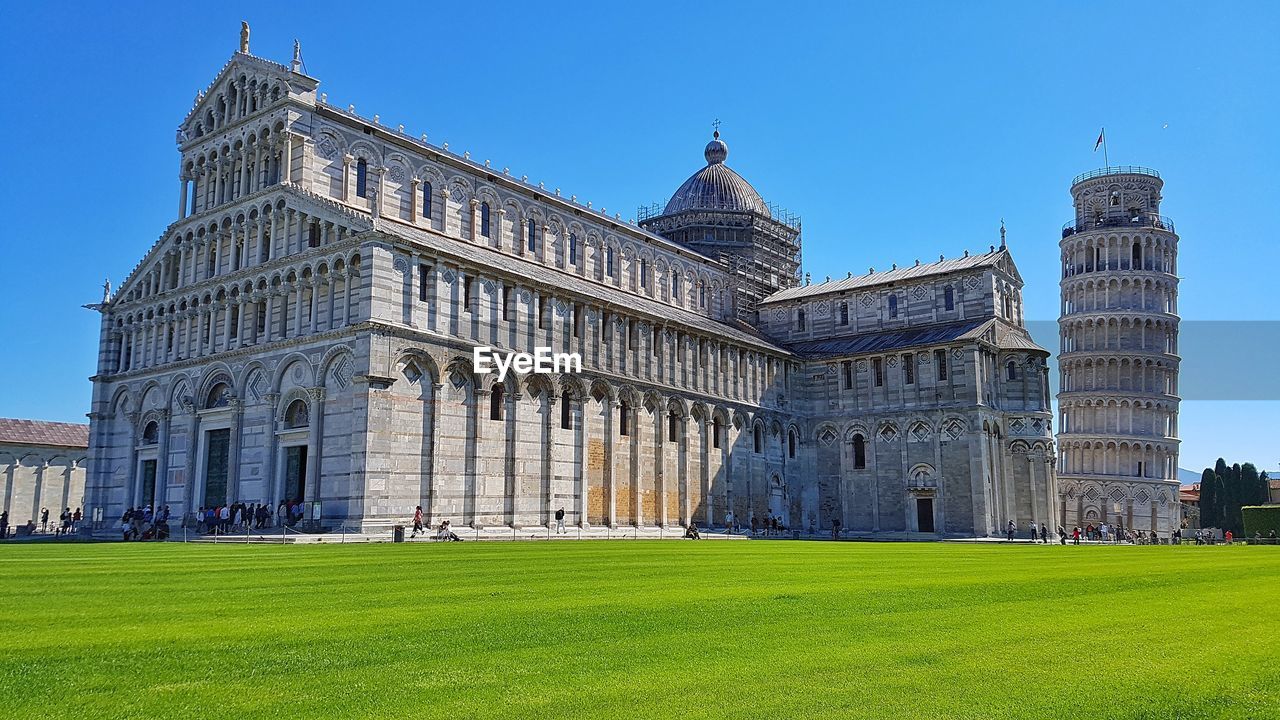 VIEW OF HISTORICAL BUILDING IN CITY