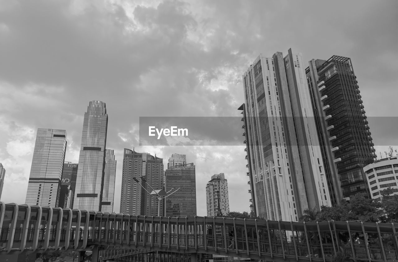 LOW ANGLE VIEW OF MODERN BUILDINGS AGAINST SKY