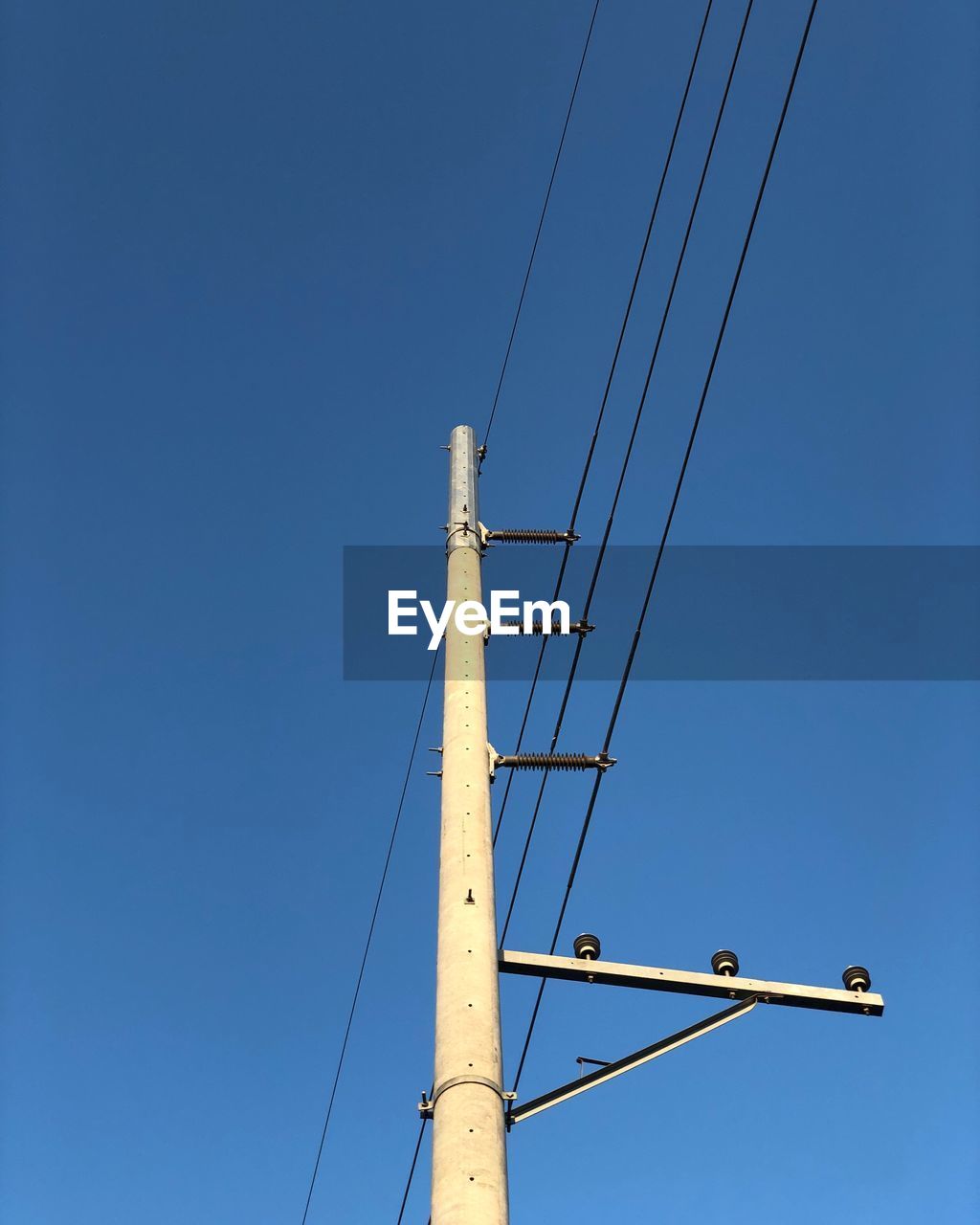 LOW ANGLE VIEW OF ELECTRICITY PYLON AGAINST CLEAR SKY