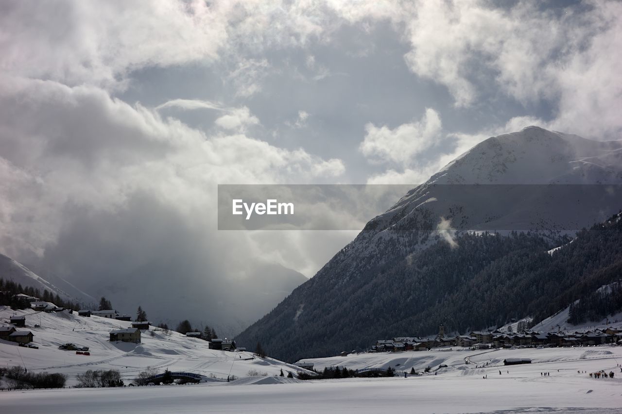 PANORAMIC VIEW OF SNOWCAPPED MOUNTAINS AGAINST SKY