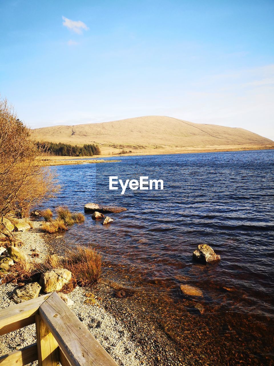 SCENIC VIEW OF LAKE BY MOUNTAINS AGAINST SKY