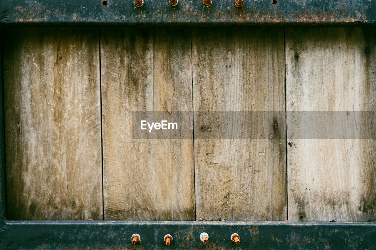 FULL FRAME SHOT OF RUSTY METAL DOOR