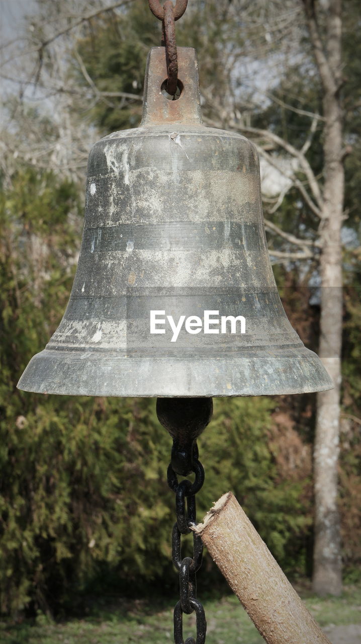 CLOSE-UP OF METALLIC OBJECT AGAINST BLURRED BACKGROUND