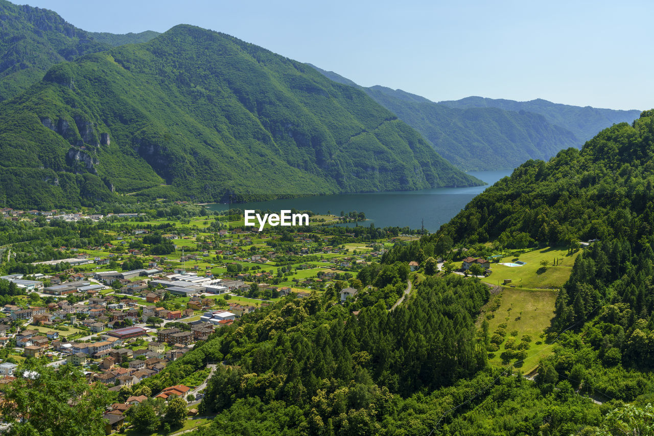 SCENIC VIEW OF LANDSCAPE AGAINST MOUNTAINS