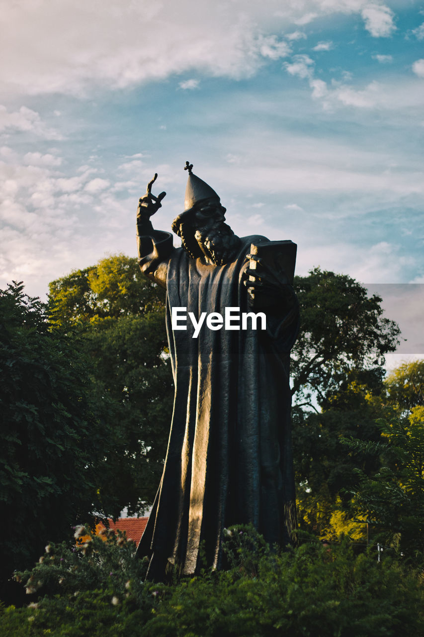 STATUE IN CEMETERY AGAINST SKY
