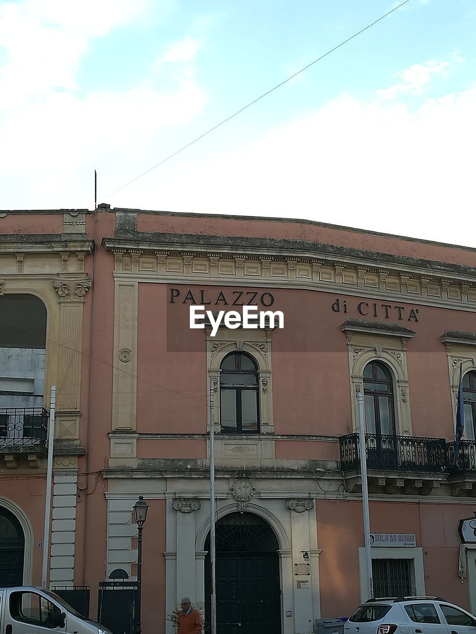 LOW ANGLE VIEW OF HISTORICAL BUILDING