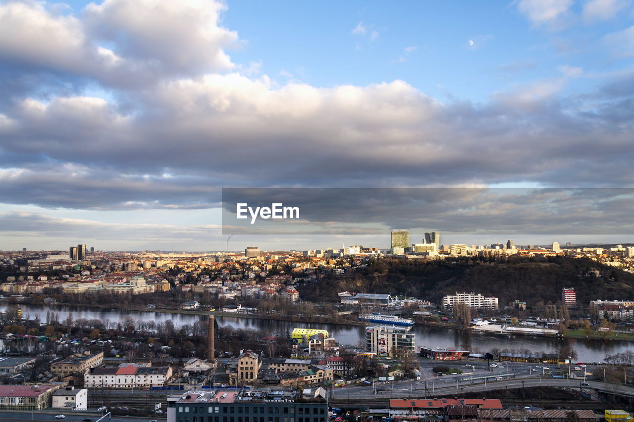 HIGH ANGLE VIEW OF TOWNSCAPE AGAINST SKY IN CITY