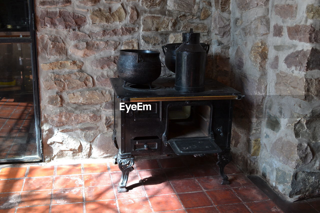 CLOSE-UP VIEW OF KITCHEN