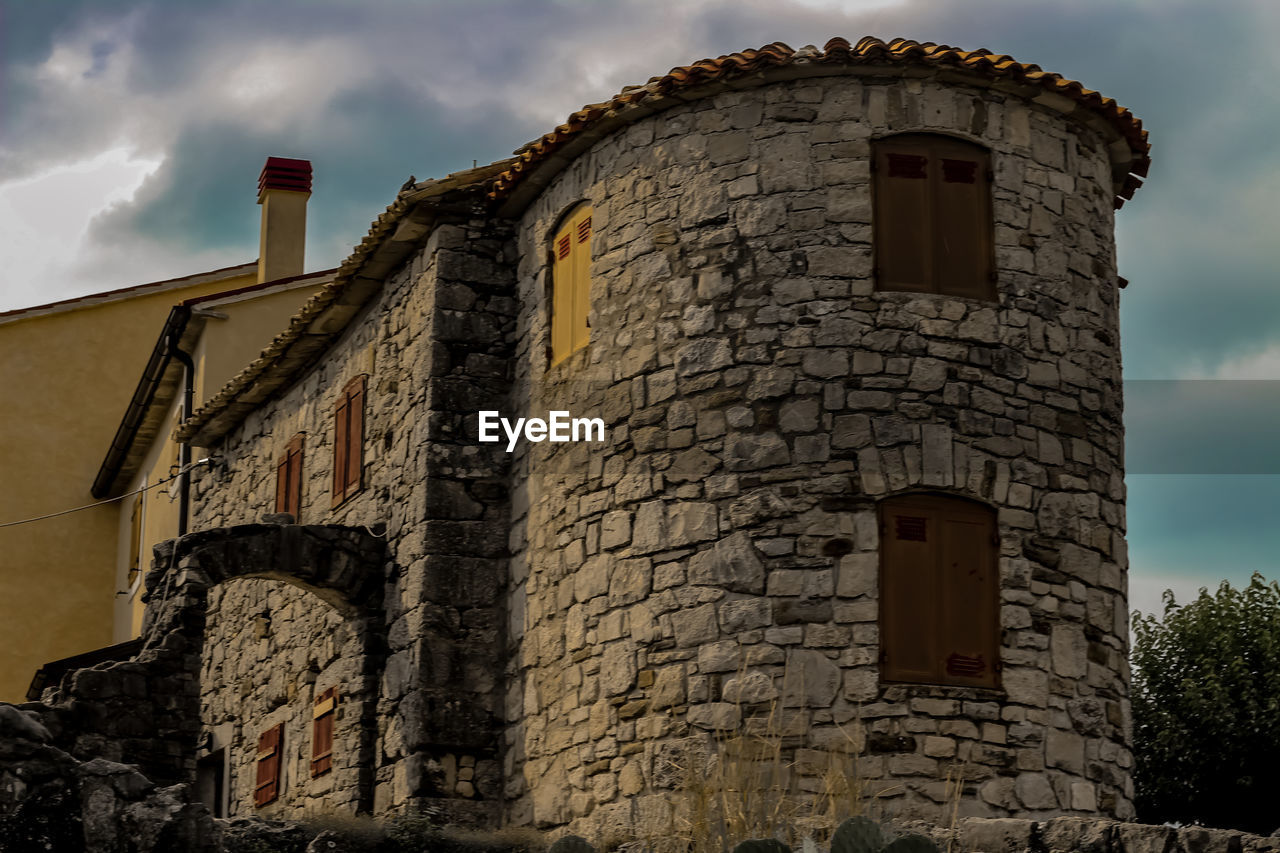 LOW ANGLE VIEW OF HISTORICAL BUILDING AGAINST SKY