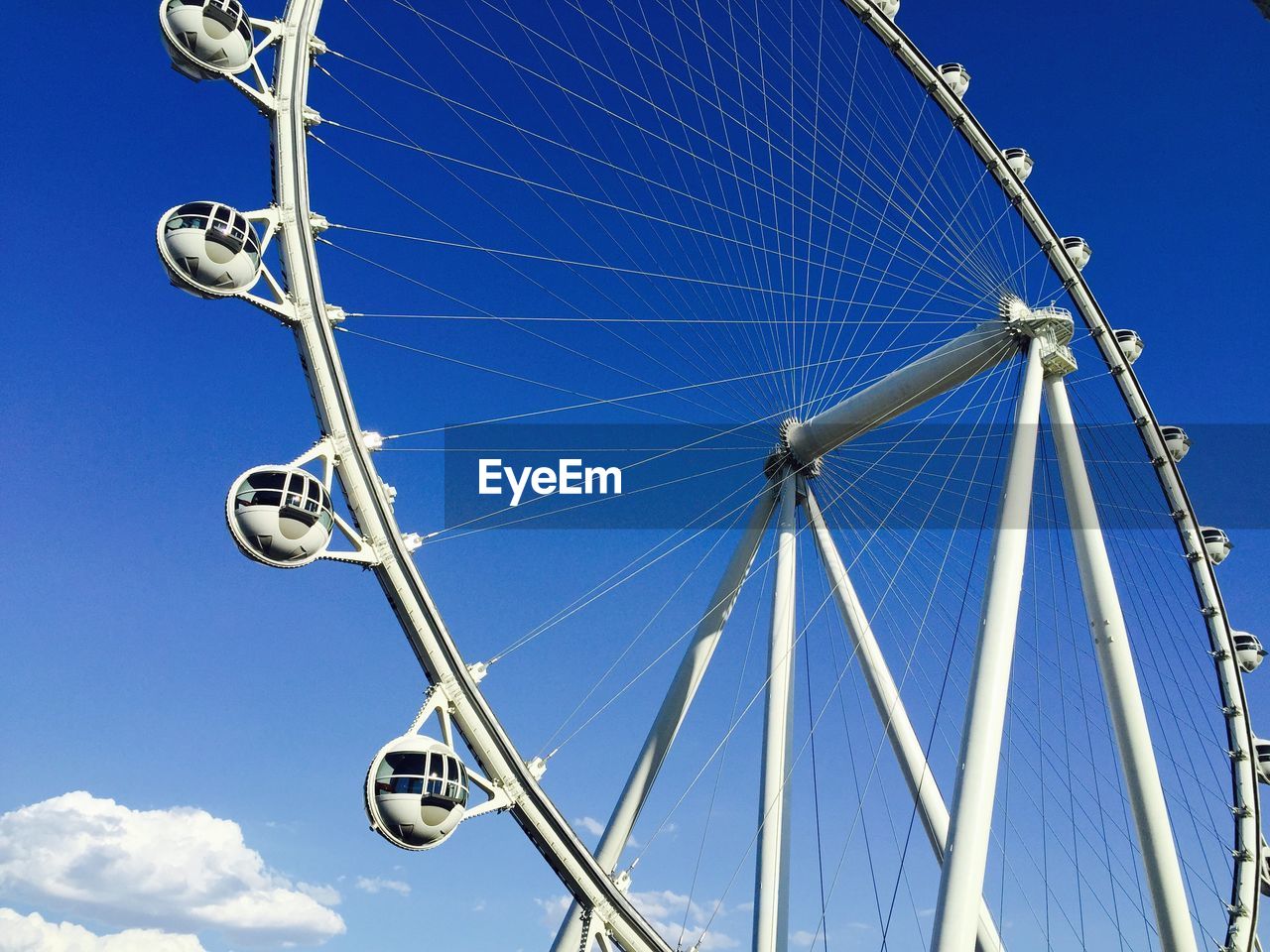 LOW ANGLE VIEW OF FERRIS WHEEL AGAINST CLEAR BLUE SKY