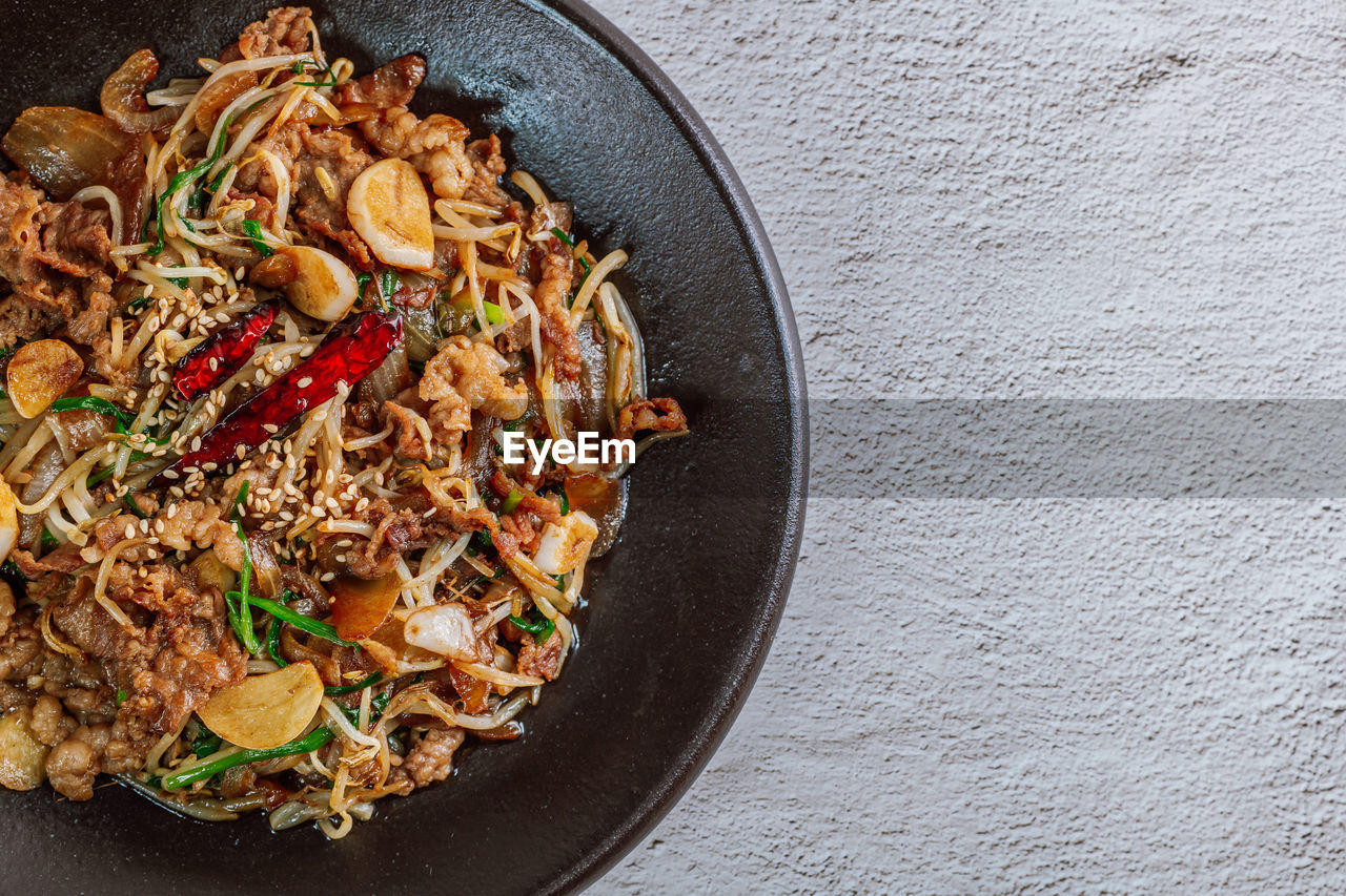 HIGH ANGLE VIEW OF FOOD IN BOWL