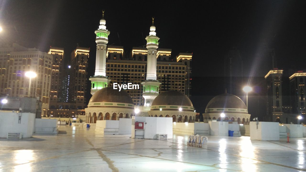 VIEW OF ILLUMINATED BUILDING AT NIGHT