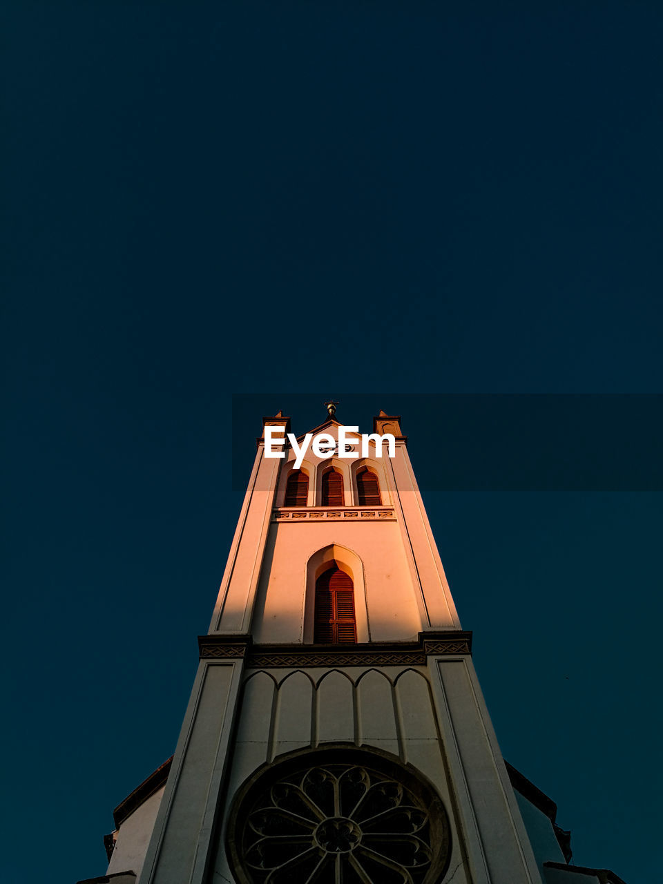 LOW ANGLE VIEW OF BUILDING AGAINST SKY AT NIGHT