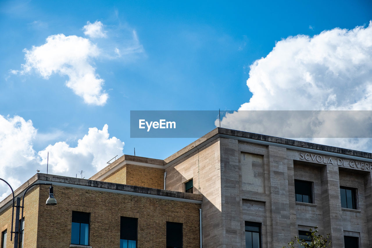 LOW ANGLE VIEW OF HISTORIC BUILDING AGAINST SKY