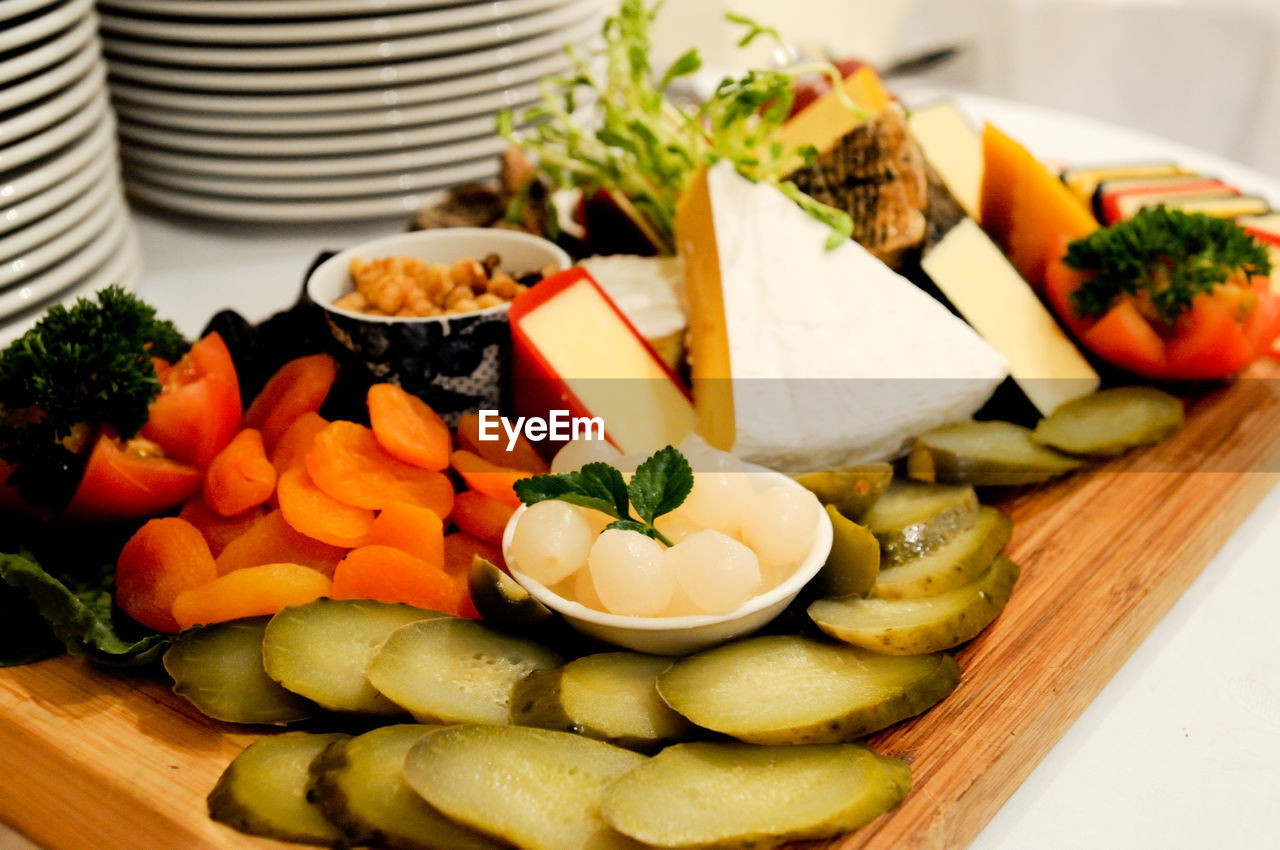 CLOSE-UP OF FRUIT SALAD ON TABLE