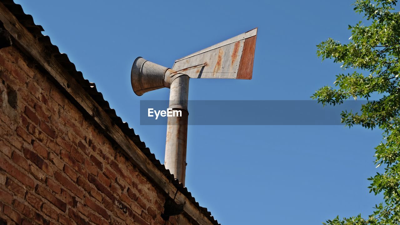 LOW ANGLE VIEW OF OLD BUILDING AGAINST SKY