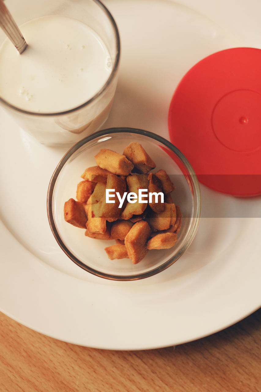 HIGH ANGLE VIEW OF BREAKFAST IN BOWL ON TABLE