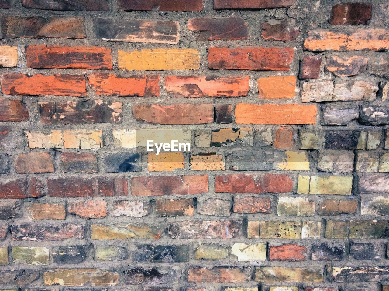 FULL FRAME SHOT OF STONE WALL