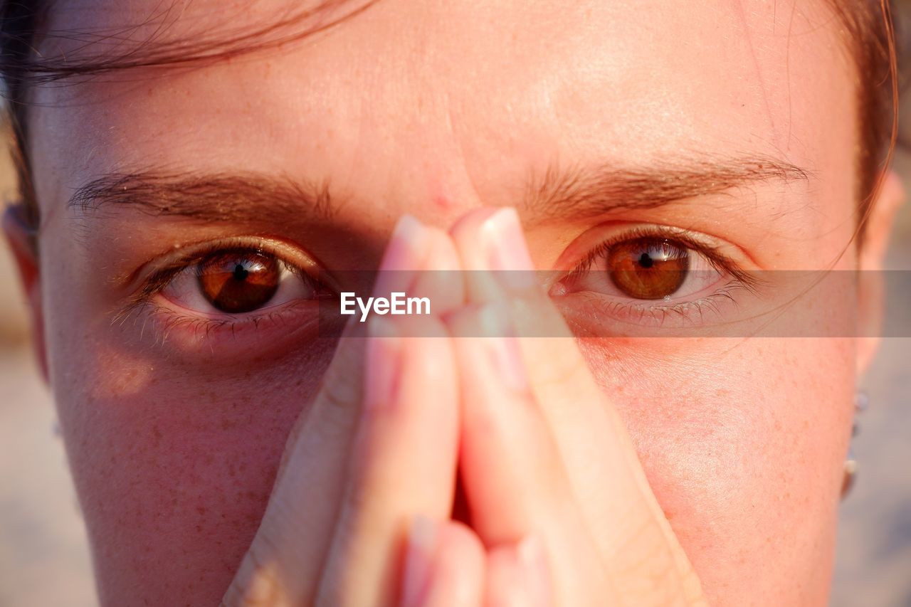 CLOSE-UP PORTRAIT OF HUMAN FINGER