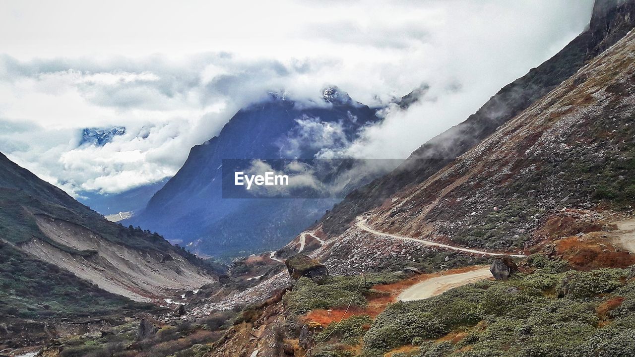 AERIAL VIEW OF MOUNTAINS AGAINST SKY