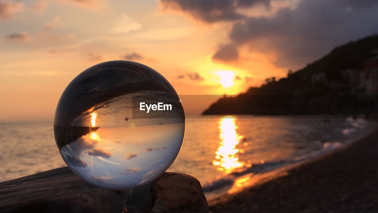 SCENIC VIEW OF SEA AGAINST SUNSET SKY