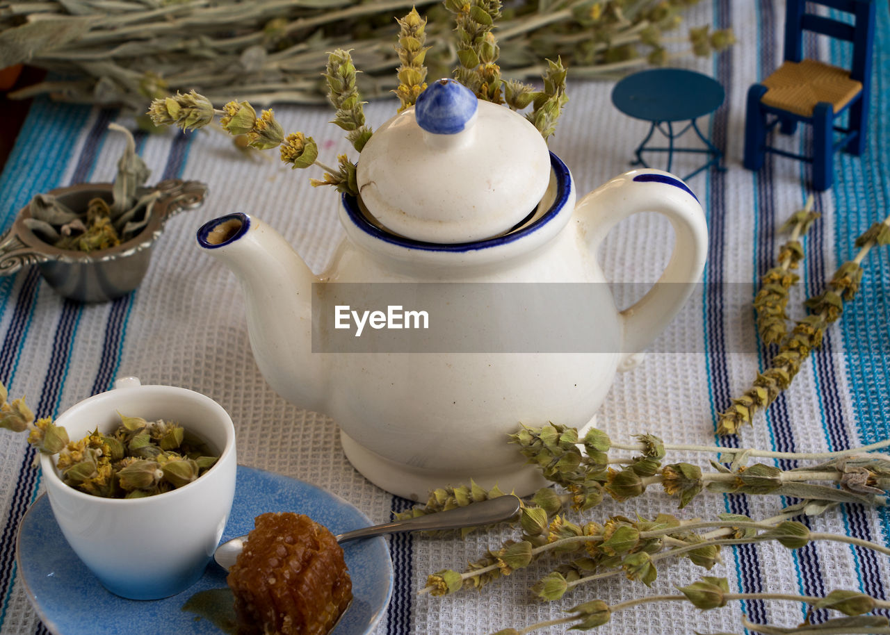 CLOSE-UP OF TEA SERVED ON TABLE IN KITCHEN