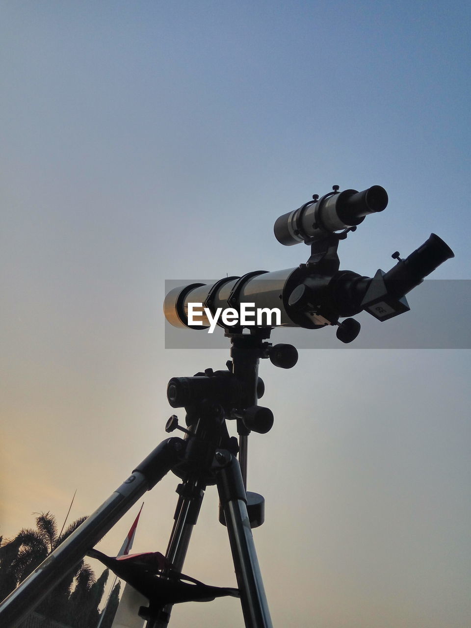 LOW ANGLE VIEW OF PHOTOGRAPHING AGAINST CLEAR SKY