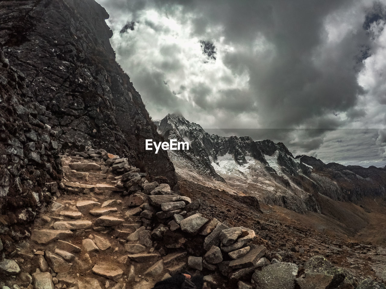 SCENIC VIEW OF MOUNTAIN RANGE AGAINST SKY