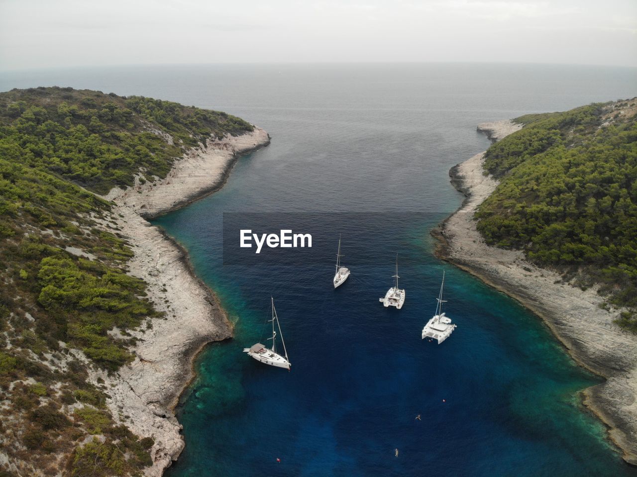 HIGH ANGLE VIEW OF SEA SHORE AGAINST SKY