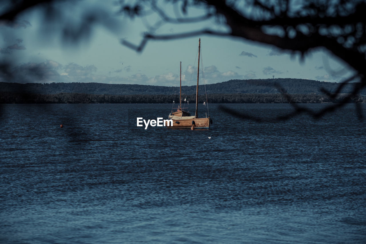 SAILBOAT SAILING IN CALM SEA