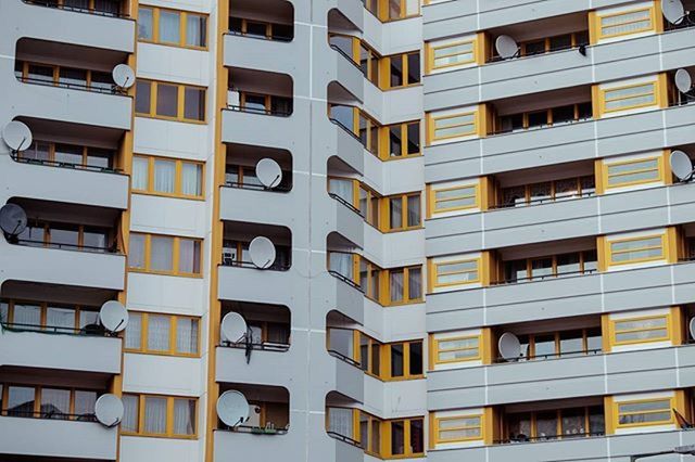 FULL FRAME SHOT OF RESIDENTIAL BUILDING