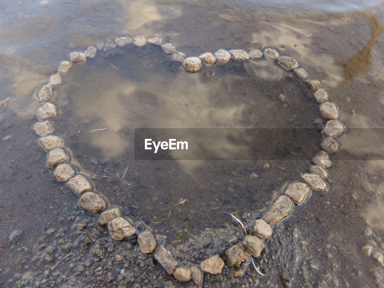 HIGH ANGLE VIEW OF HEART SHAPE MADE FROM STONE