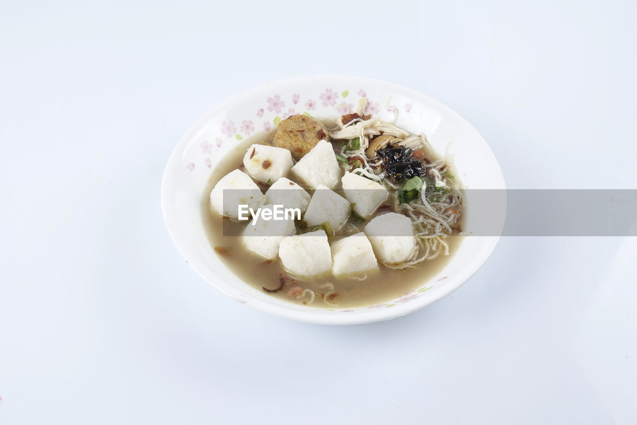 HIGH ANGLE VIEW OF BREAKFAST IN PLATE