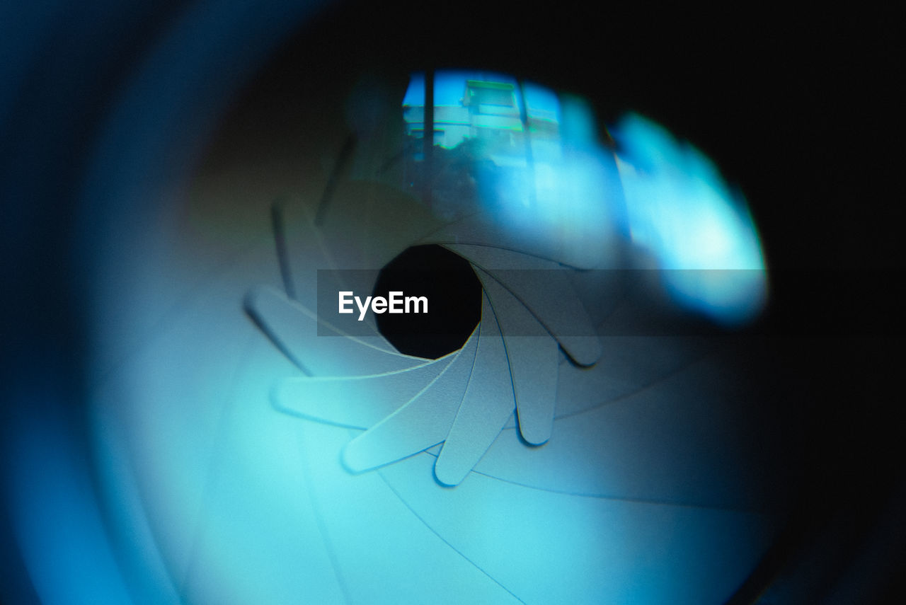 Multi bladed iris diaphragm in a photo camera lens