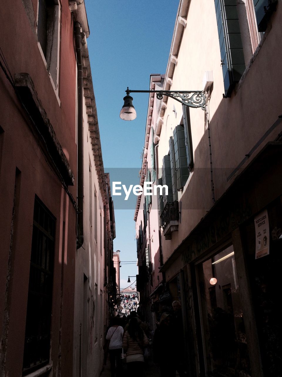 LOW ANGLE VIEW OF BUILDINGS IN CITY