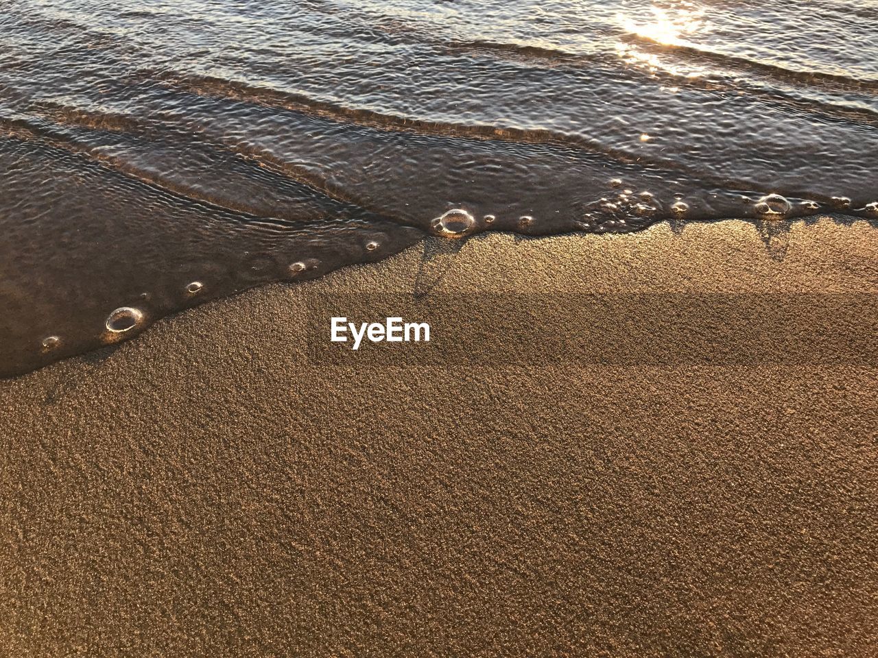 HIGH ANGLE VIEW OF RIPPLED WATER