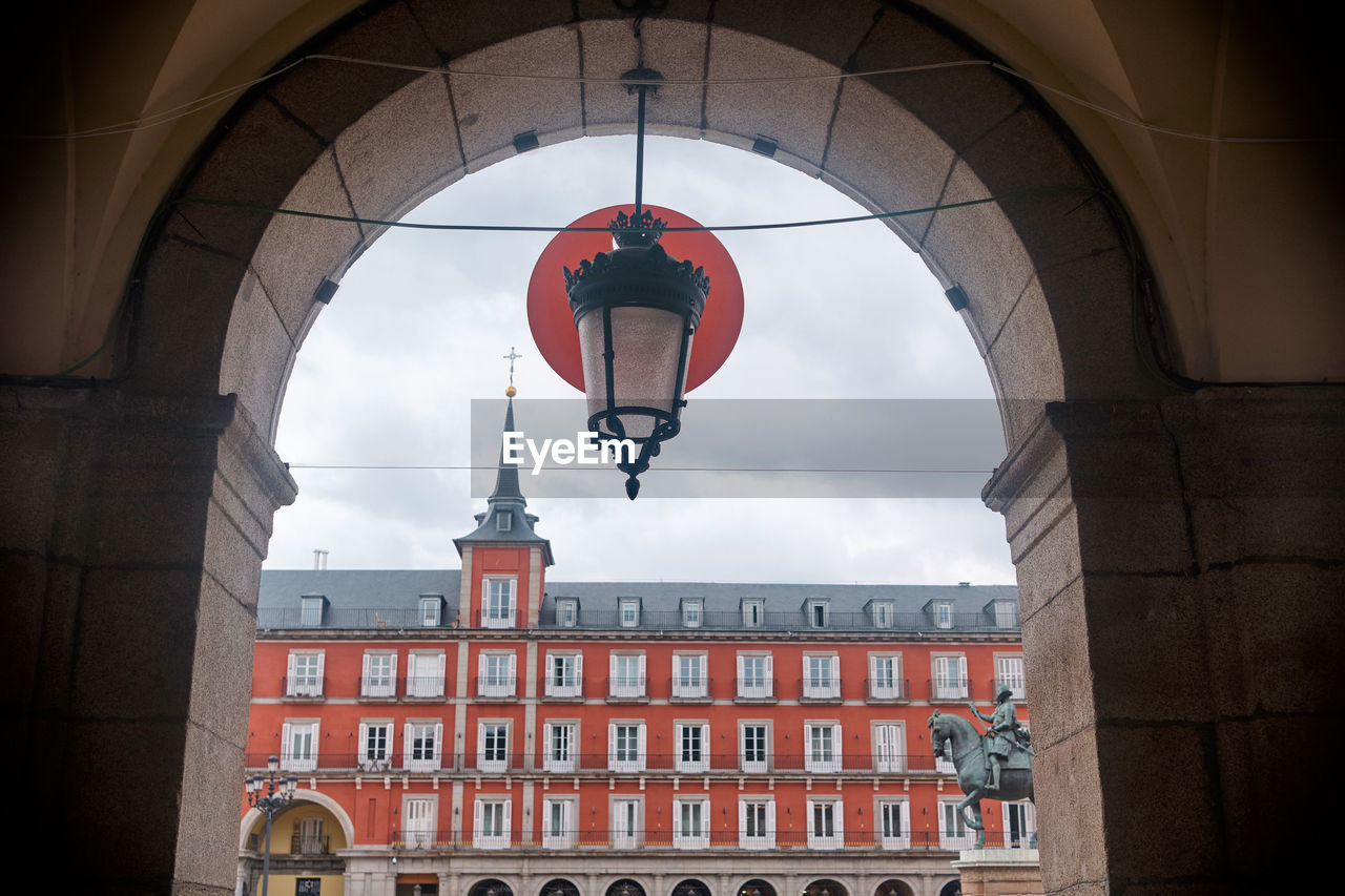 LOW ANGLE VIEW OF STREET LIGHT AGAINST BUILDING