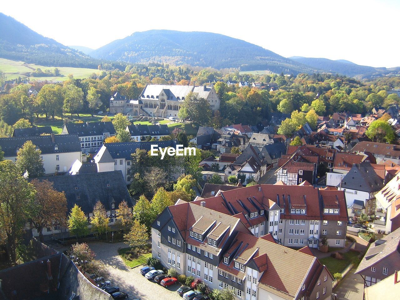 HIGH ANGLE VIEW OF TOWN AGAINST MOUNTAIN