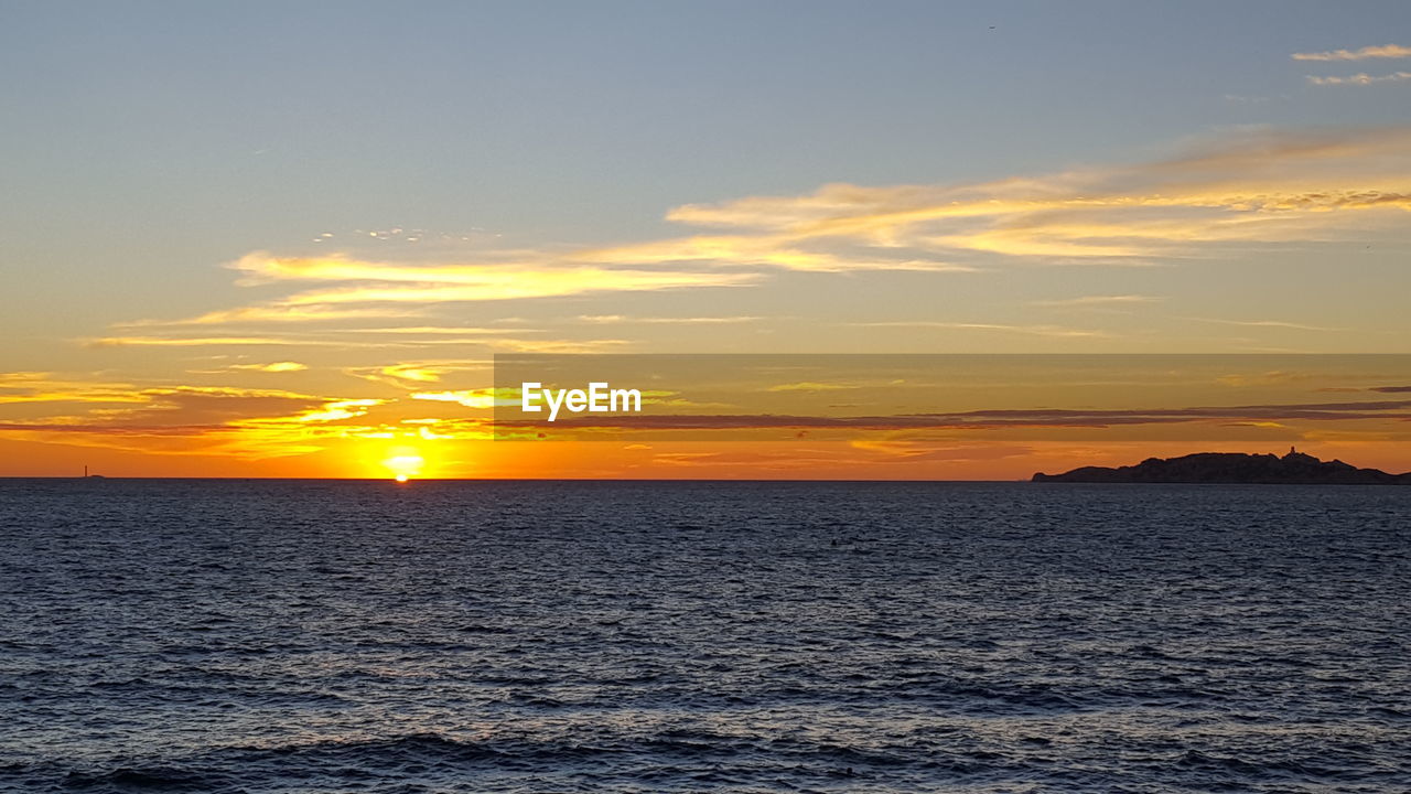 SCENIC VIEW OF SEA AGAINST SUNSET SKY