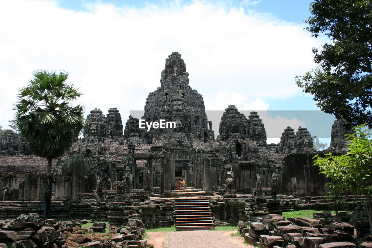 Facade of angkor wat temple against sky